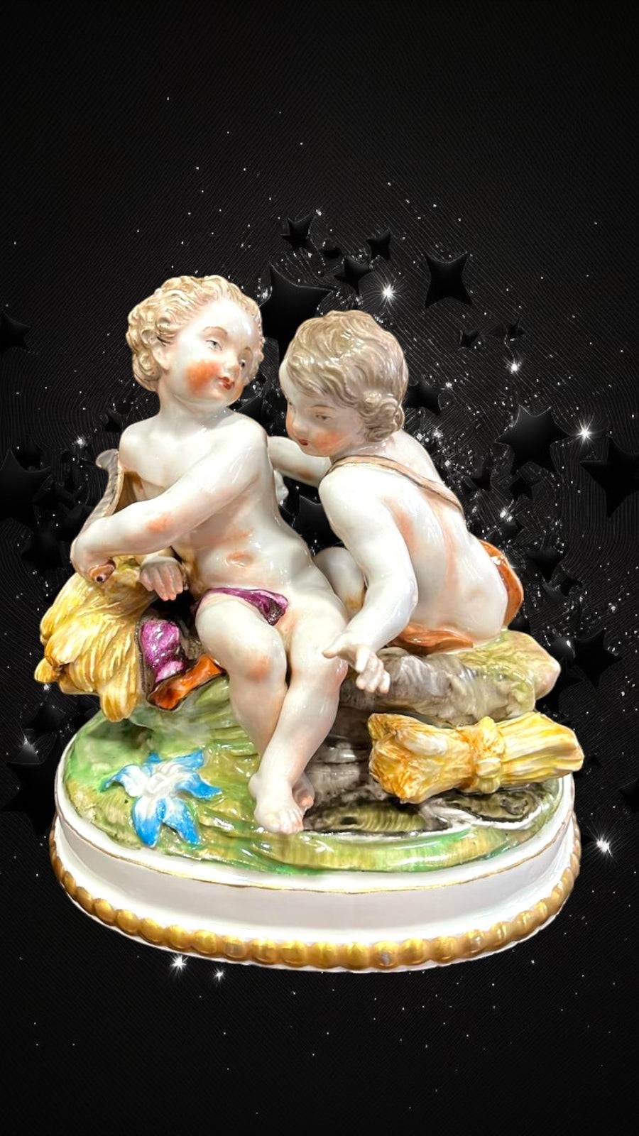 Pareja de amorcillos recolectores en porcelana fina, con detalles florales y hoz, pieza de arte Utiel Colección para decoración de interiores.