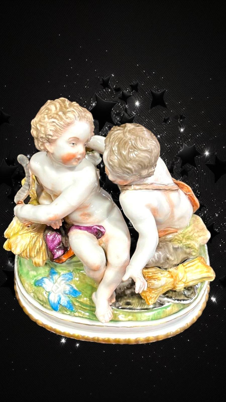 Pareja de amorcillos recolectores en porcelana fina, con detalles florales y hoz, pieza de arte Utiel Colección para decoración de interiores.