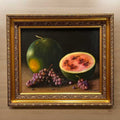 Óleo de Ceballos - Sandías y Uvas | Pintura Bodegón enmarcada con frutas realistas sobre fondo oscuro. Ideal para decoración clásica de interiores.