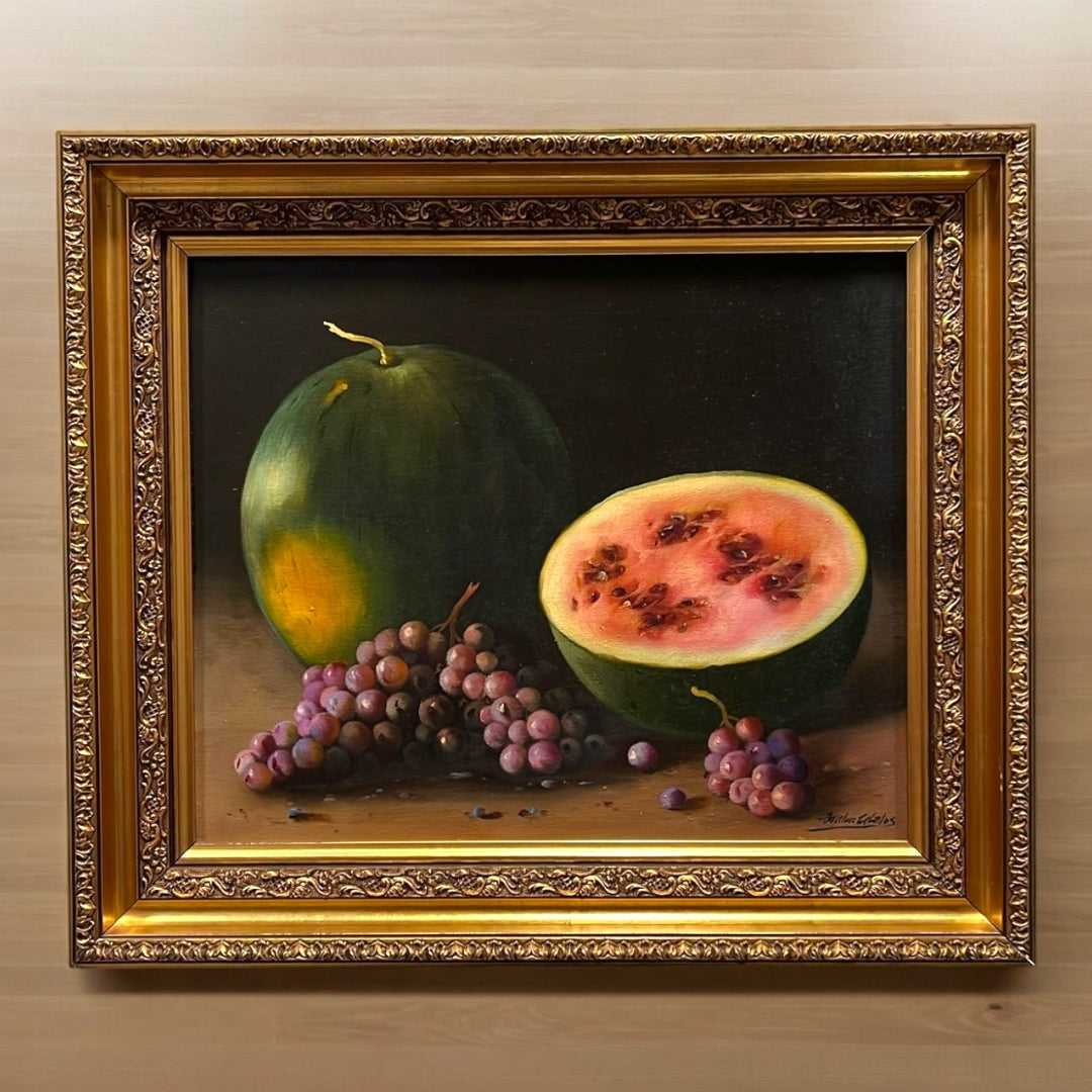 Óleo de Ceballos - Sandías y Uvas | Pintura Bodegón enmarcada con frutas realistas sobre fondo oscuro. Ideal para decoración clásica de interiores.