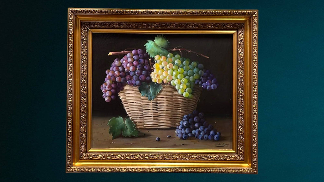 Exquisita pintura de bodegón con frutas del renombrado Ceballos en óleo, mostrando una canasta con uvas moradas, verdes y negras. Ideal para decoración de interiores en estilo clásico.
