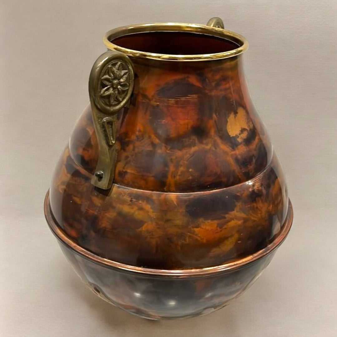 Florero de cobre con asas tipo ánfora y acabado envejecido, ideal para flores y decoración elegante en interiores.