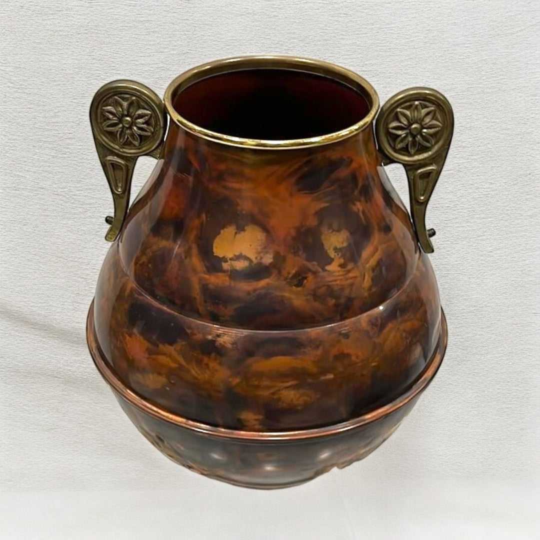 Florero de cobre con asas tipo ánfora y acabado envejecido, ideal para flores y decoración elegante en interiores.