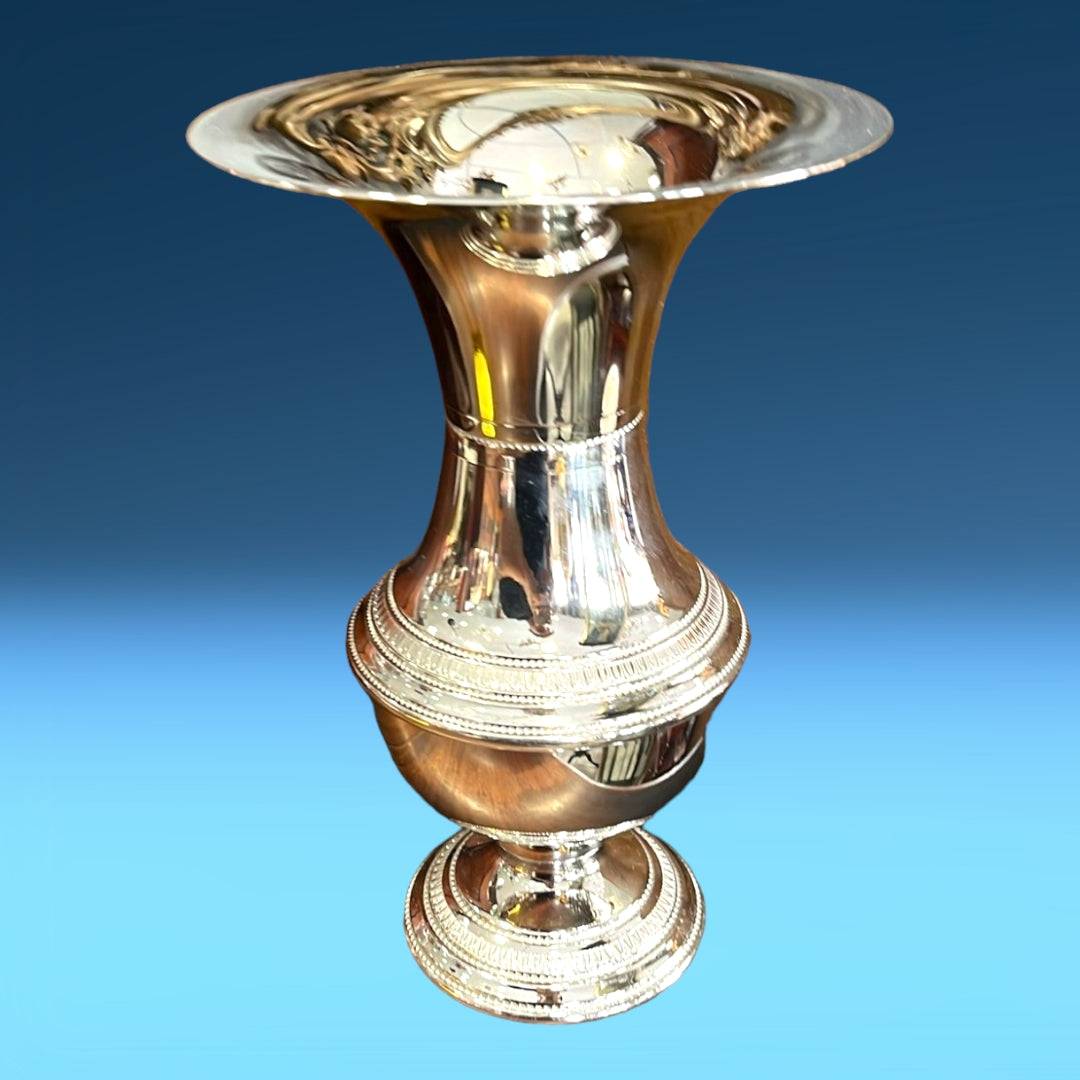 Florero plateado de alpaca con acabado brillante y diseño elegante, ideal para decoración de interiores con glamour y estilo moderno.