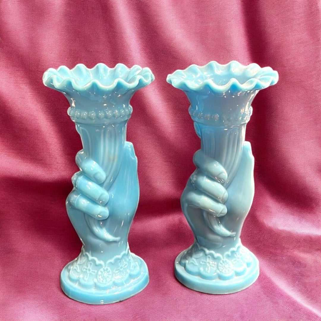 Pareja de floreros Mano Opalina azul estilo vintage de los años 60 sobre fondo rosa. Decoración retro ideal para el hogar con elegancia clásica.