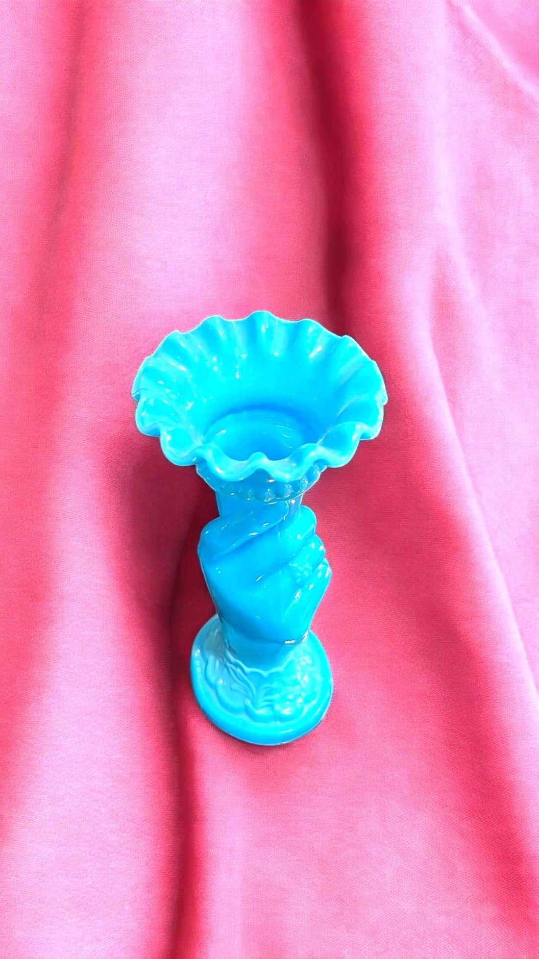 Pareja de floreros Mano Opalina azul estilo vintage de los años 60 sobre fondo rosa. Decoración retro ideal para el hogar con elegancia clásica.