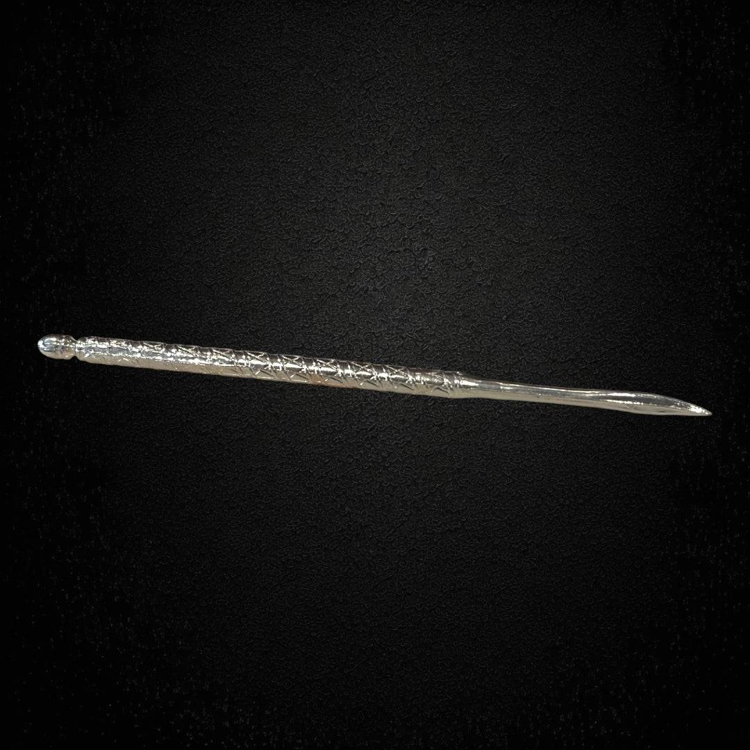 Juego de seis palillos antiguos en metal plateado para caracoles o mariscos, con mango decorativo grabado. Ideal para decoración vintage.