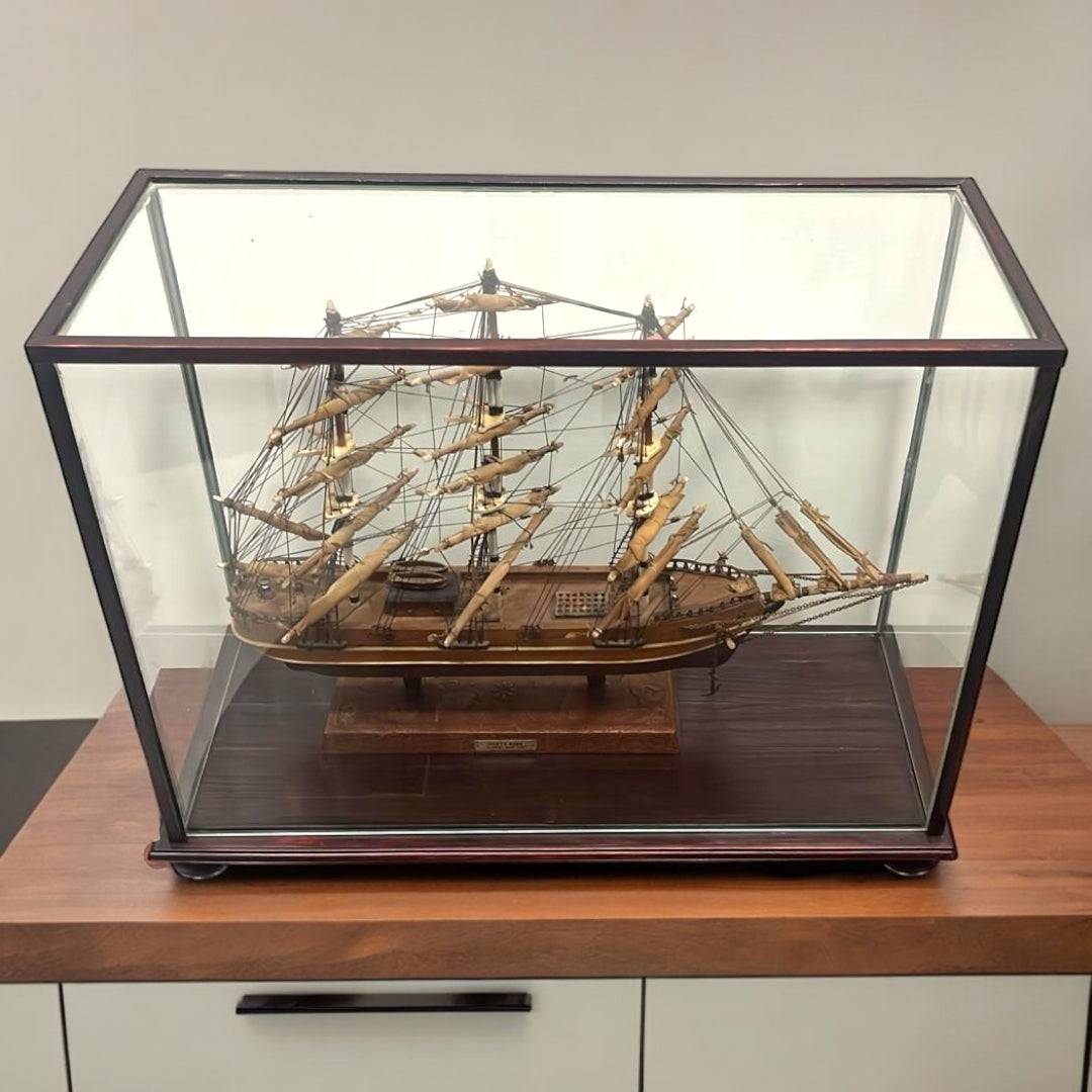 Cutty Sark Maqueta - Barco Velero Antiguo en urna de cristal con base de madera oscura. Ideal para decoración náutica en el hogar.
