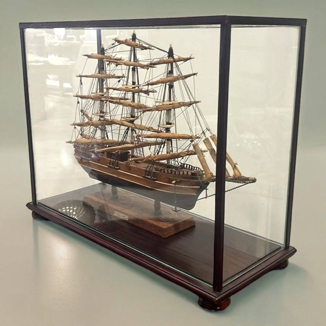 Cutty Sark Maqueta - Barco Velero Antiguo en urna de cristal con base de madera oscura. Ideal para decoración náutica en el hogar.