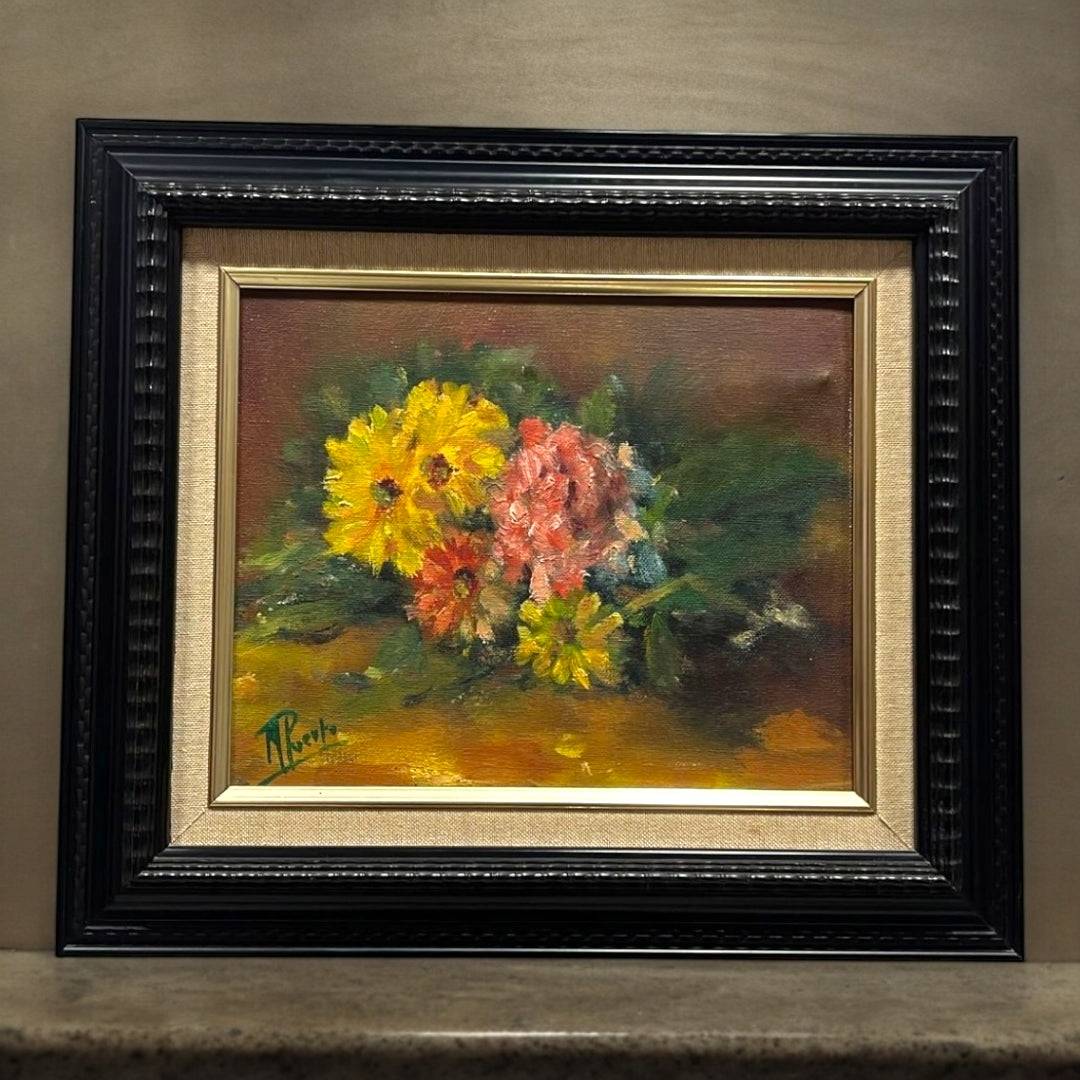 Óleo original sobre lienzo de flores firmado por M. Puerto, enmarcado en marco negro con borde dorado. Ideal para decoración elegante de interiores.