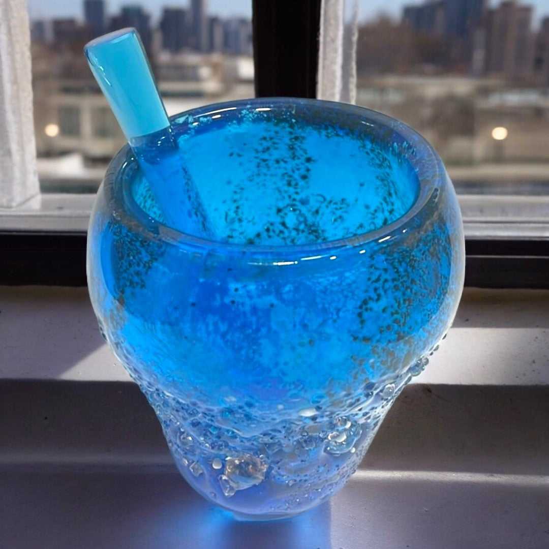 Mortero Cristal Murano en tonos azules hipnóticos con burbujas decorativas, ideal para decoración artística en interiores modernos.