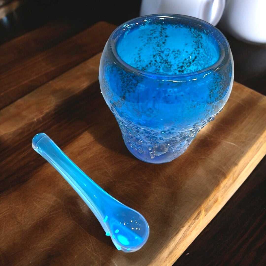 Mortero Cristal Murano en tonos azules hipnóticos con burbujas decorativas, ideal para decoración artística en interiores modernos.
