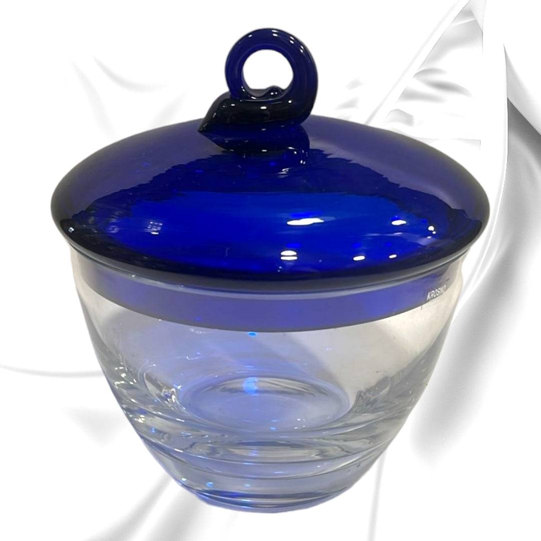 Bombonera de cristal azul cobalto con tapa decorativa y base transparente. Elegante pieza decorativa para el hogar vintage.