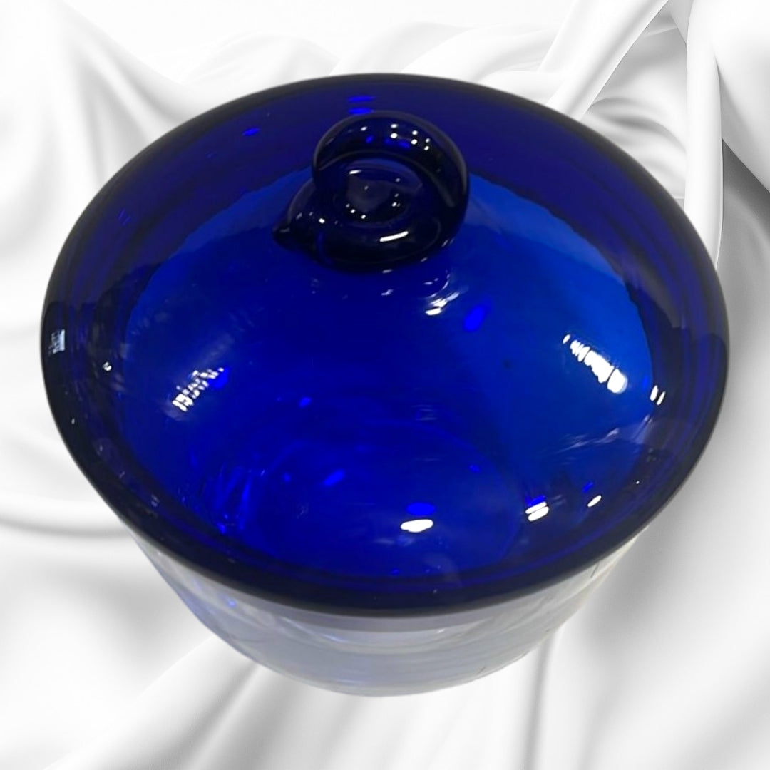 Bombonera de cristal azul cobalto con tapa decorativa y base transparente. Elegante pieza decorativa para el hogar vintage.