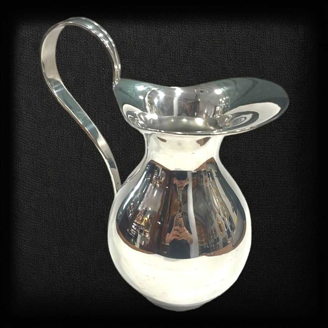 Jarra de metal plateado Alpadur con acabado brillante y diseño curvo clásico, ideal para decoración vintage en el hogar o colección elegante.