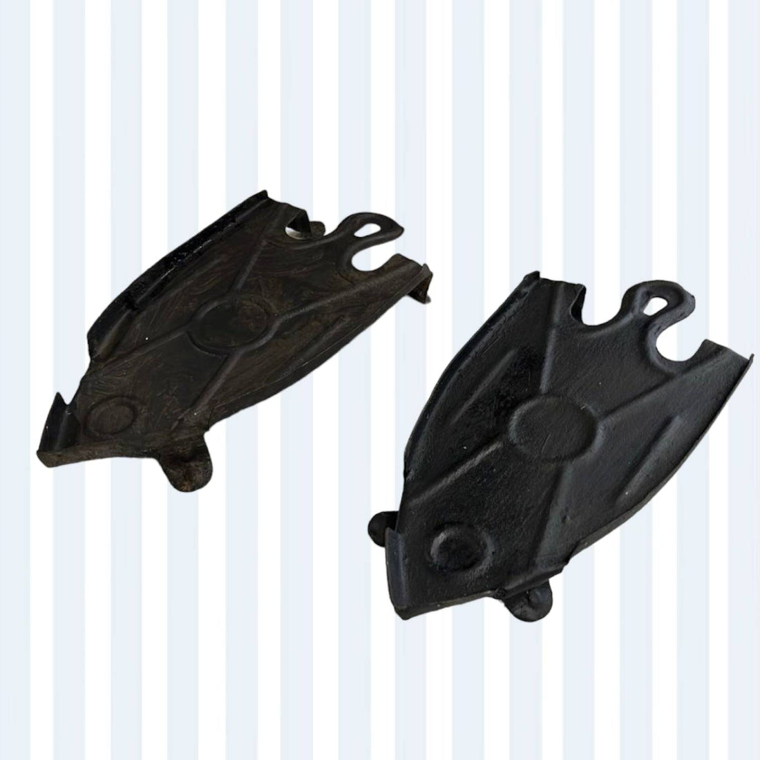 Descansadero de planchas en hierro decorativo estilo vintage, pieza única para decoración de hogar rústico o retro. Ideal para coleccionistas.