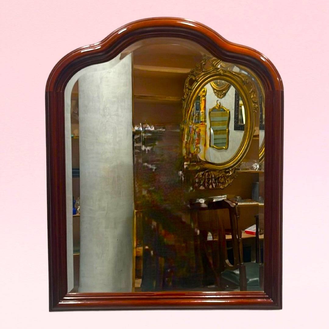 Espejo de consola en caoba con cristal biselado, marco curvo elegante ideal para decoración de interiores. Espejo de caoba - Cristal biselado.