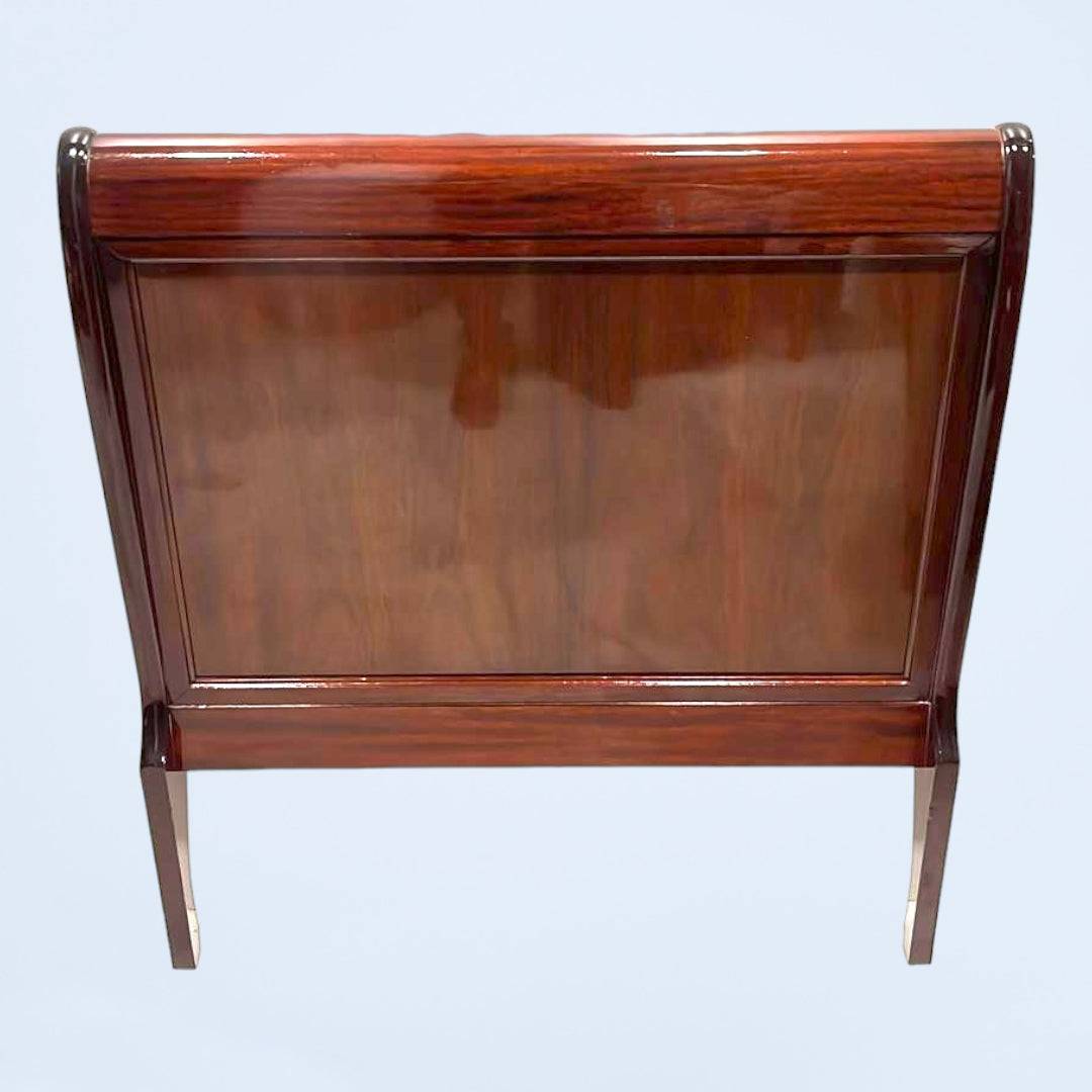 Cabecero de caoba elegante con acabado brillante, ideal para dormitorio clásico. Diseño robusto y sofisticado para camas estándar.