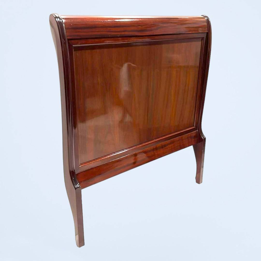 Cabecero de caoba elegante con acabado brillante, ideal para dormitorio clásico. Diseño robusto y sofisticado para camas estándar.