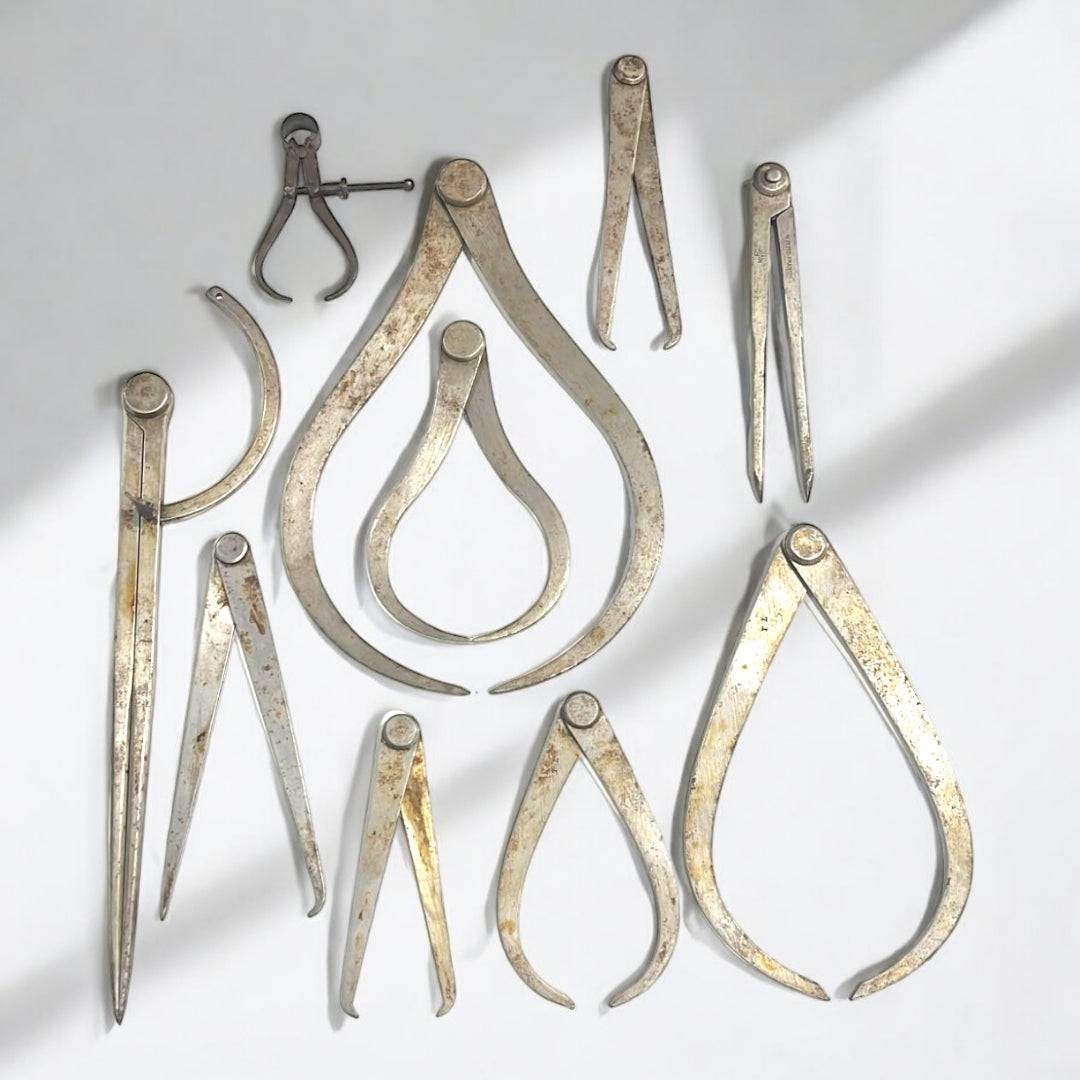 Juego de Herramientas de Tornero Vintage - Calidad y Precisión en caja de madera con compases y escuadras antiguas. Ideal para decoración retro.