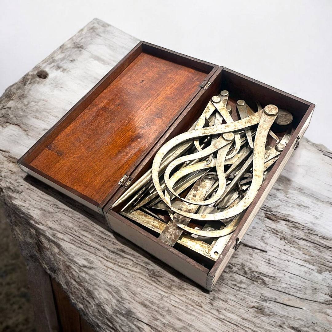 Juego de Herramientas de Tornero Vintage - Calidad y Precisión en caja de madera con compases y escuadras antiguas. Ideal para decoración retro.