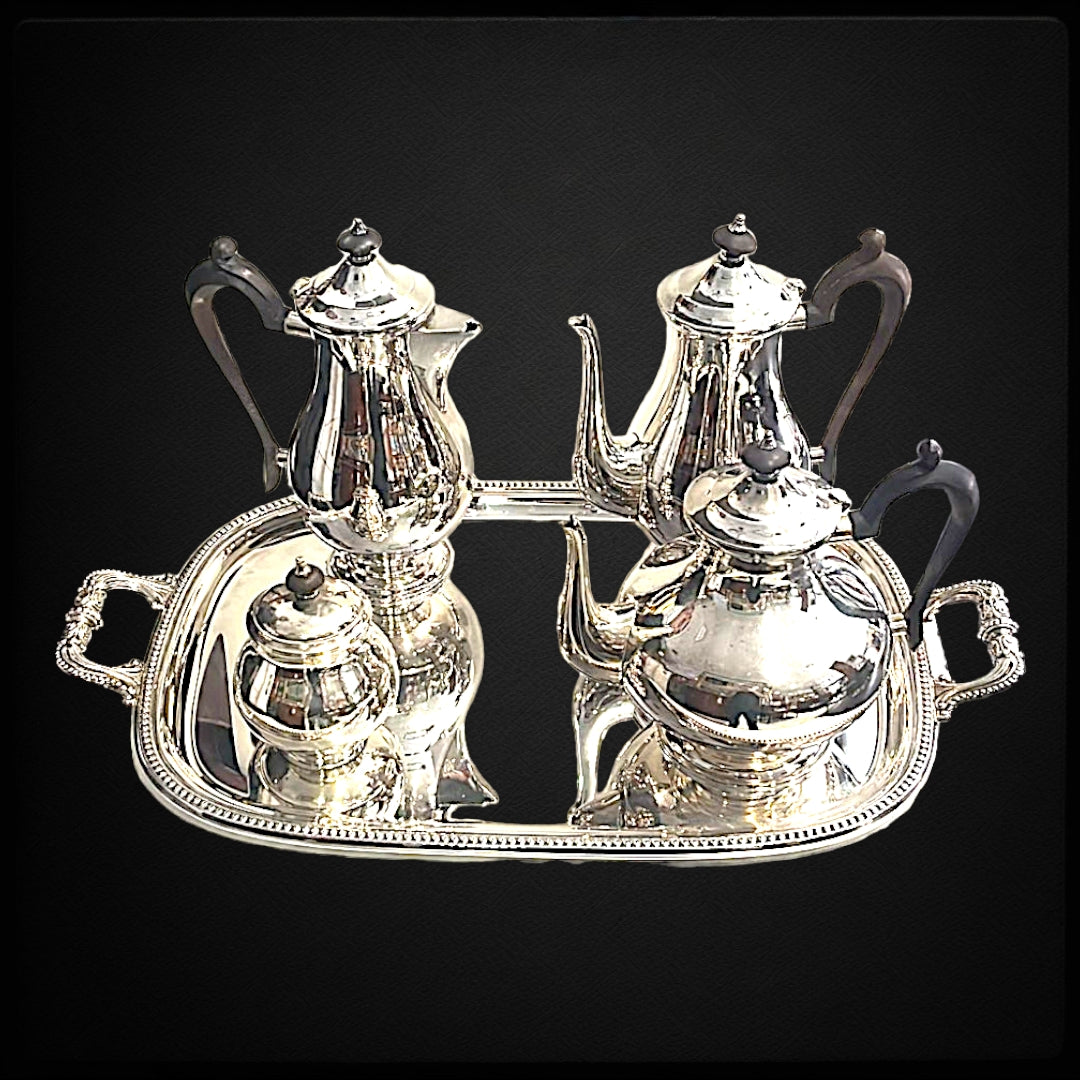 Juego de café inglés en metal plateado con bandeja decorativa, ideal para decoración elegante en hogar y eventos especiales.