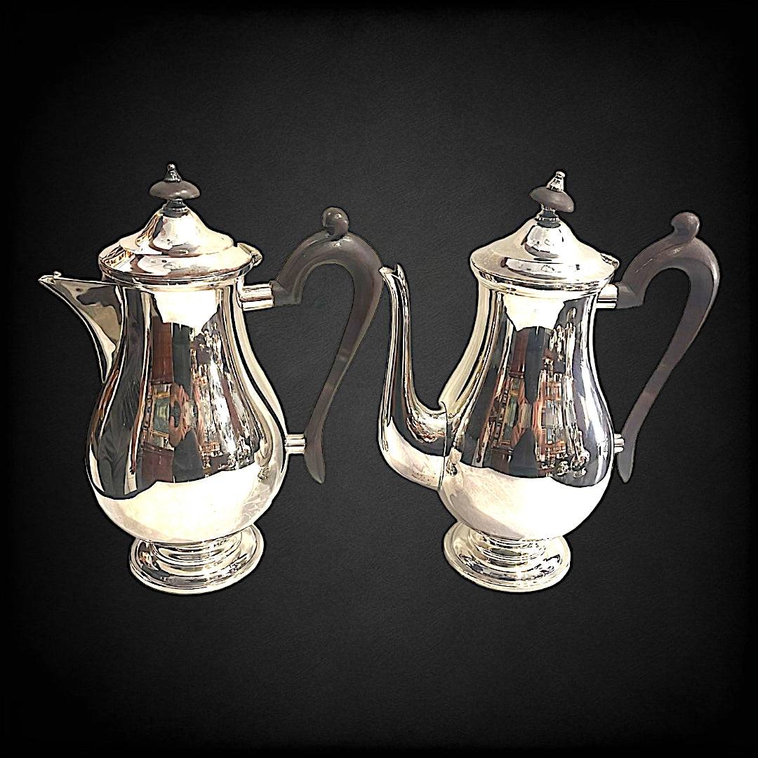 Juego de café inglés en metal plateado con bandeja decorativa, ideal para decoración elegante en hogar y eventos especiales.