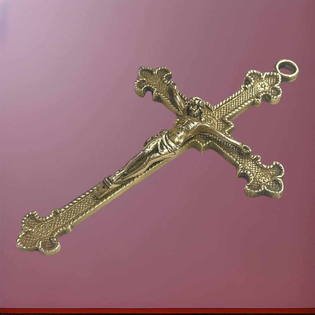 Crucifijo antiguo de metal con diseño detallado y acabado dorado, ideal para decoración religiosa en el hogar. Pieza histórica con envío gratis.