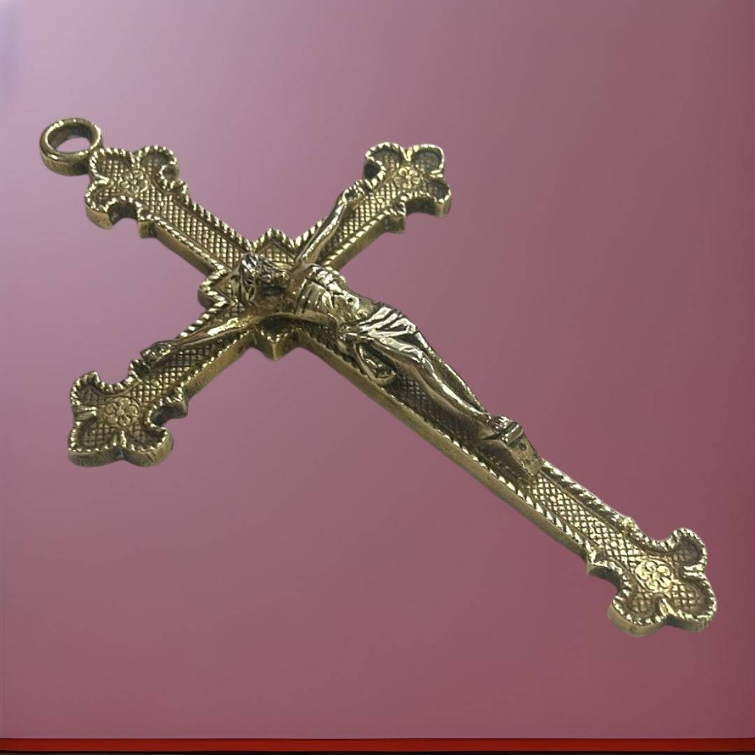 Crucifijo antiguo de metal con diseño detallado y acabado dorado, ideal para decoración religiosa en el hogar. Pieza histórica con envío gratis.