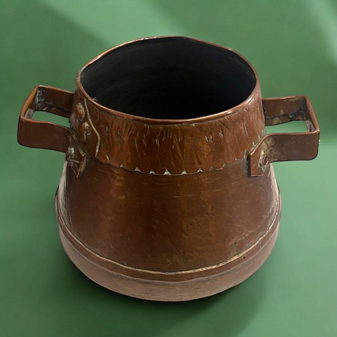 Antiguo cocedero de cobre con asas dobles y base perforada, ideal para decoración vintage en cocinas rústicas. Pieza única de elegancia artesanal.