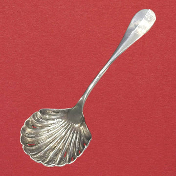 Cucharilla de servir en forma de concha con calados, diseño elegante en alpaca ideal para decoración de mesa en Home & Garden > Decor.