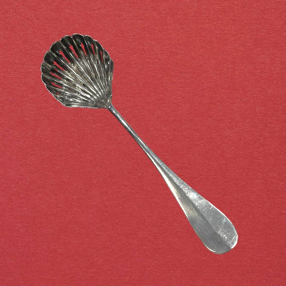 Cucharilla de servir en forma de concha con calados, diseño elegante en alpaca ideal para decoración de mesa en Home & Garden > Decor.