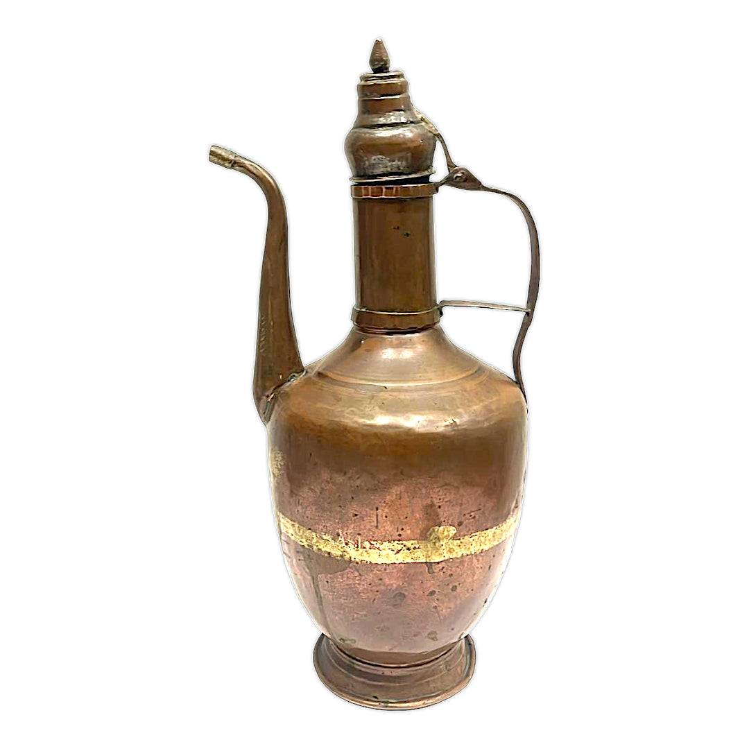 Tetera de cobre antigua con acabado envejecido y detalles ornamentales, ideal para decoración vintage en el hogar. Elegancia y estilo único decorativo.