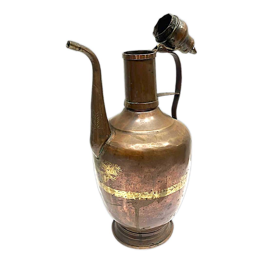 Tetera de cobre antigua con acabado envejecido y detalles ornamentales, ideal para decoración vintage en el hogar. Elegancia y estilo único decorativo.