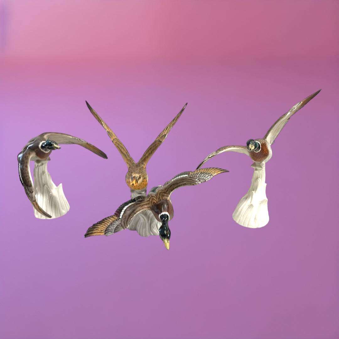 Pareja de patos en vuelo de porcelana fina italiana Martinu sobre base blanca, decoración elegante de Cositas Antiguas para el hogar.