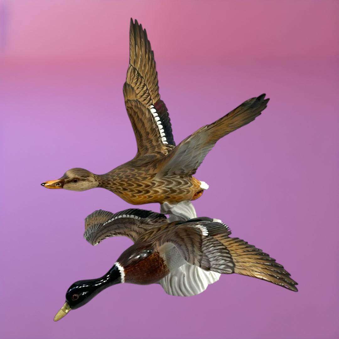 Pareja de patos en vuelo de porcelana fina italiana Martinu sobre base blanca, decoración elegante de Cositas Antiguas para el hogar.