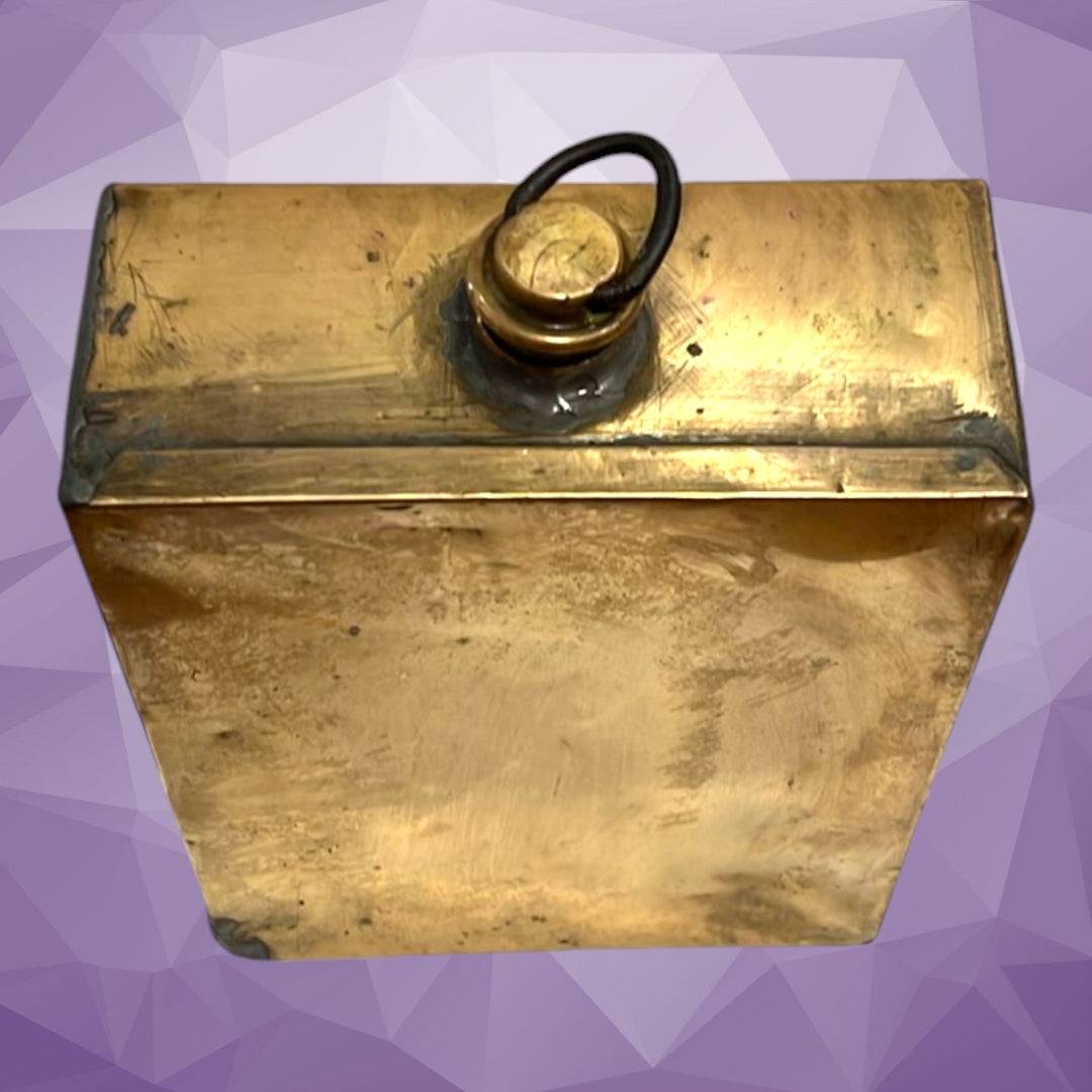 Depósito auxiliar coche antiguo de latón con tapa roscada, ideal para aumentar autonomía y decorar espacios vintage en hogar o jardín.