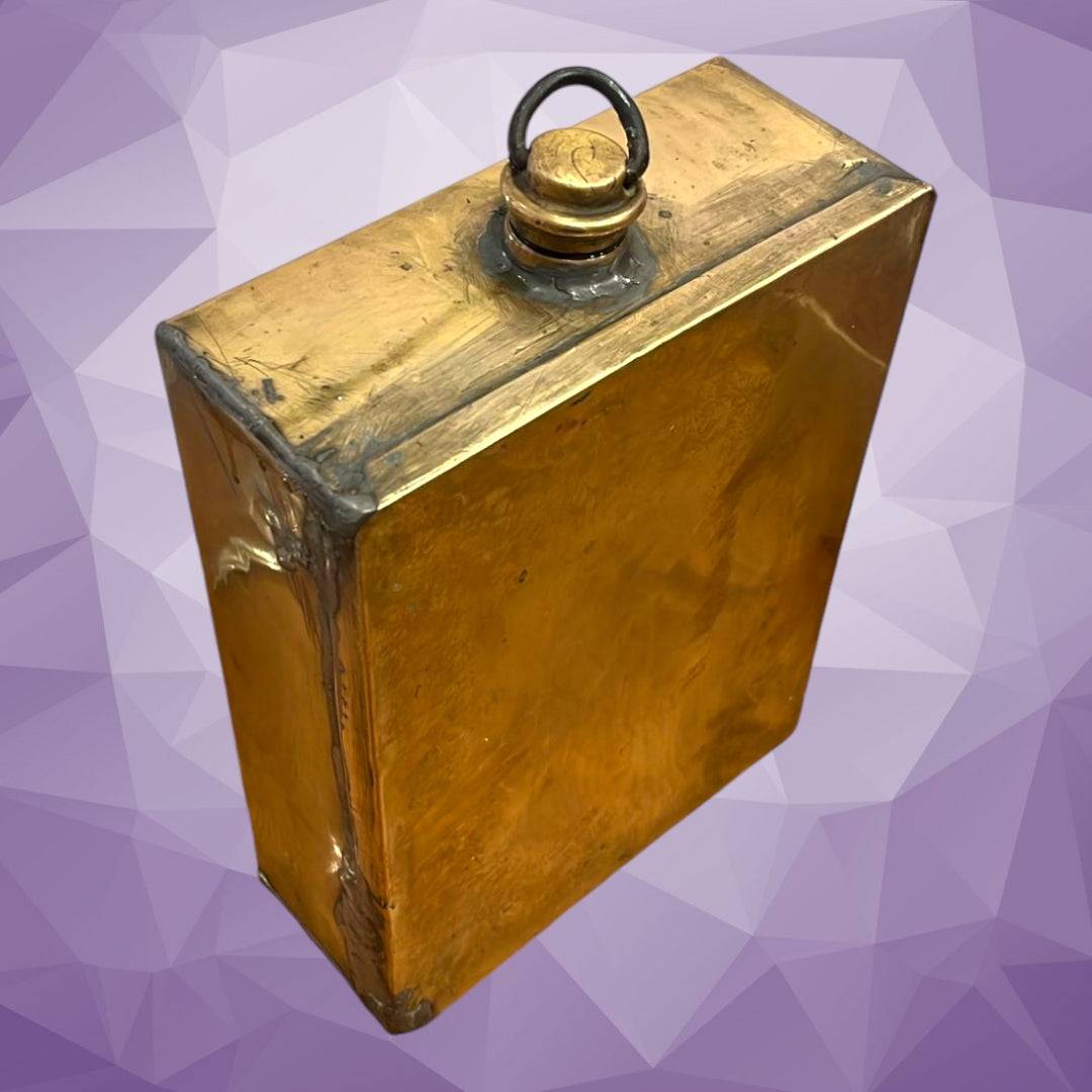 Depósito auxiliar coche antiguo de latón con tapa roscada, ideal para aumentar autonomía y decorar espacios vintage en hogar o jardín.