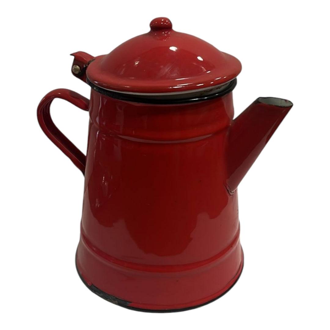 Cafetera o tetera de metal esmaltado rojo brillante con tapa abombada y asa lateral, ideal para decoración vintage en cocina o comedor.