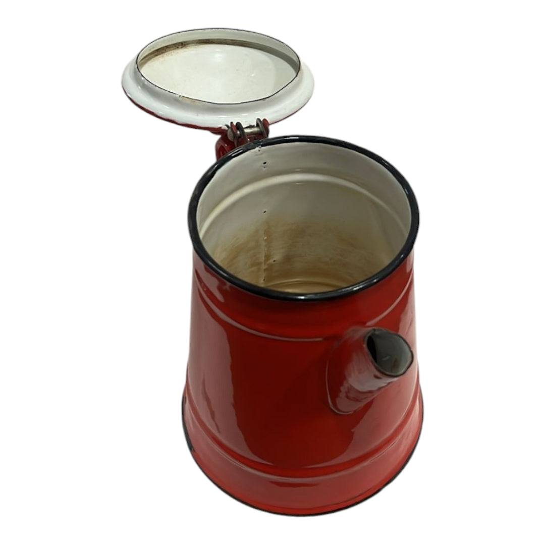 Cafetera o tetera de metal esmaltado rojo brillante con tapa abombada y asa lateral, ideal para decoración vintage en cocina o comedor.