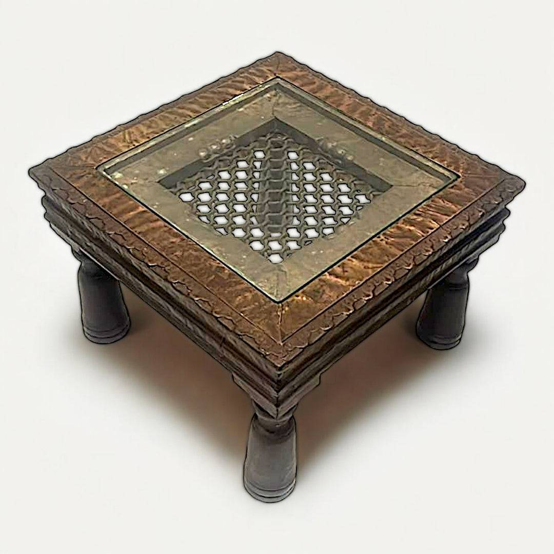 Mesa de centro baja de madera y metal con reja india tallada, diseño cuadrado artesanal ideal para decoración elegante en salón.