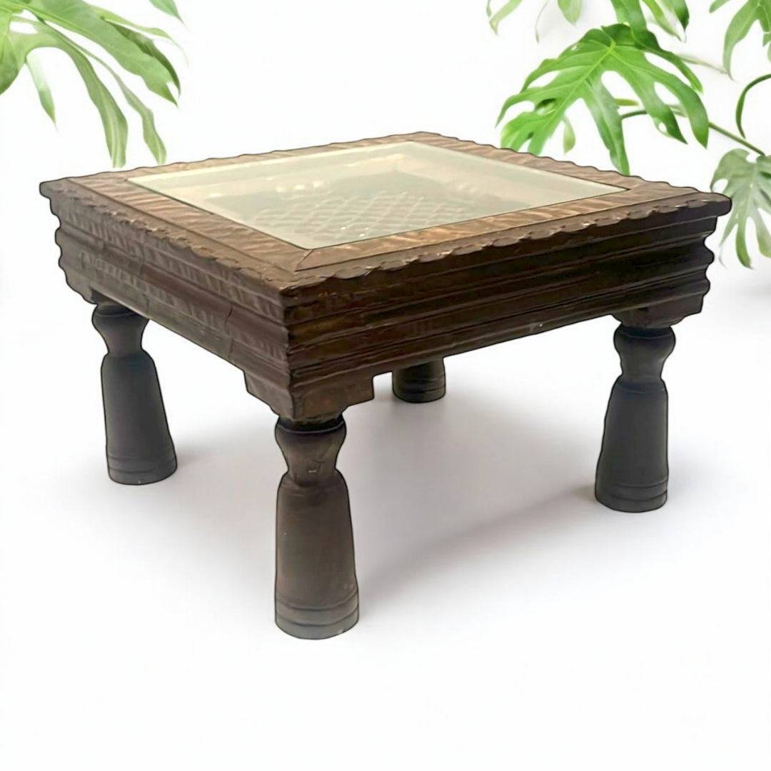 Mesa de centro baja de madera y metal con reja india tallada, diseño cuadrado artesanal ideal para decoración elegante en salón.