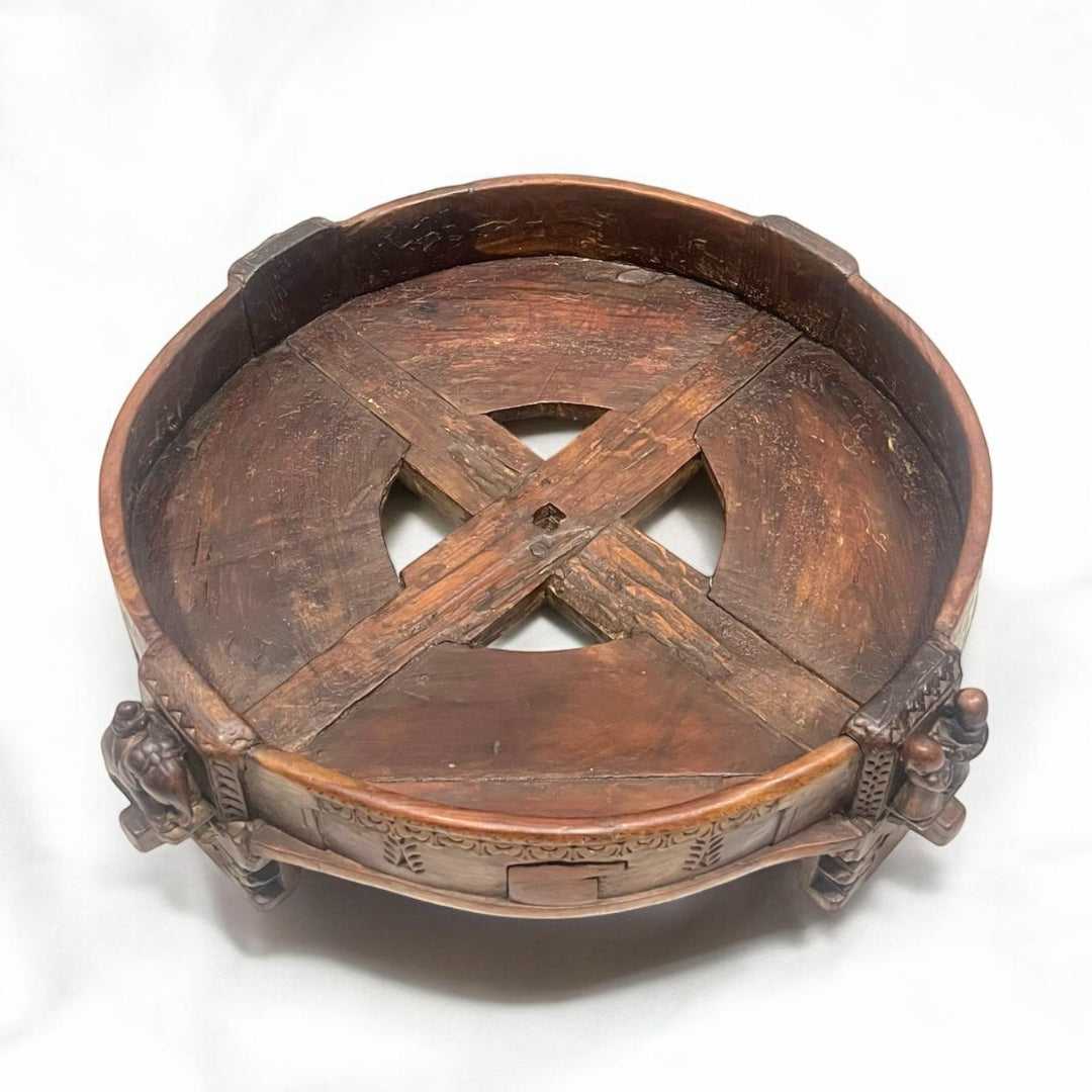 Mesa de madera Chakki tallada a mano con diseño circular y patas decoradas, estilo hindú único para decoración Home & Garden.
