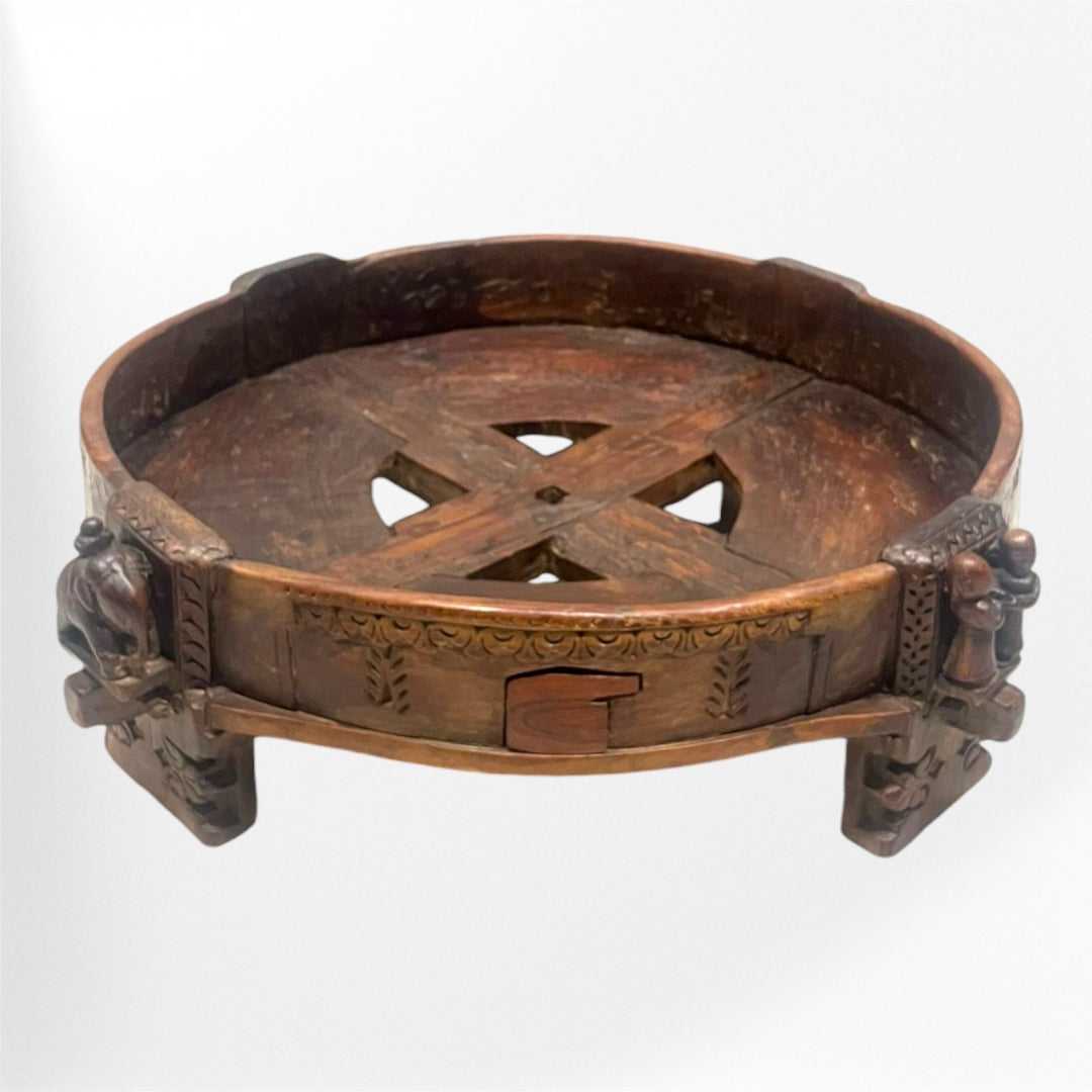 Mesa de madera Chakki tallada a mano con diseño circular y patas decoradas, estilo hindú único para decoración Home & Garden.