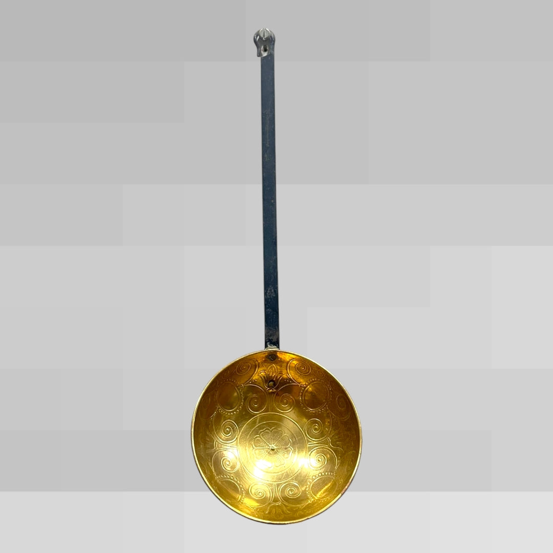 Cazo decorativo con relieve floral único en el cabezal dorado, ideal para decoración vintage en cocinas clásicas o rústicas.