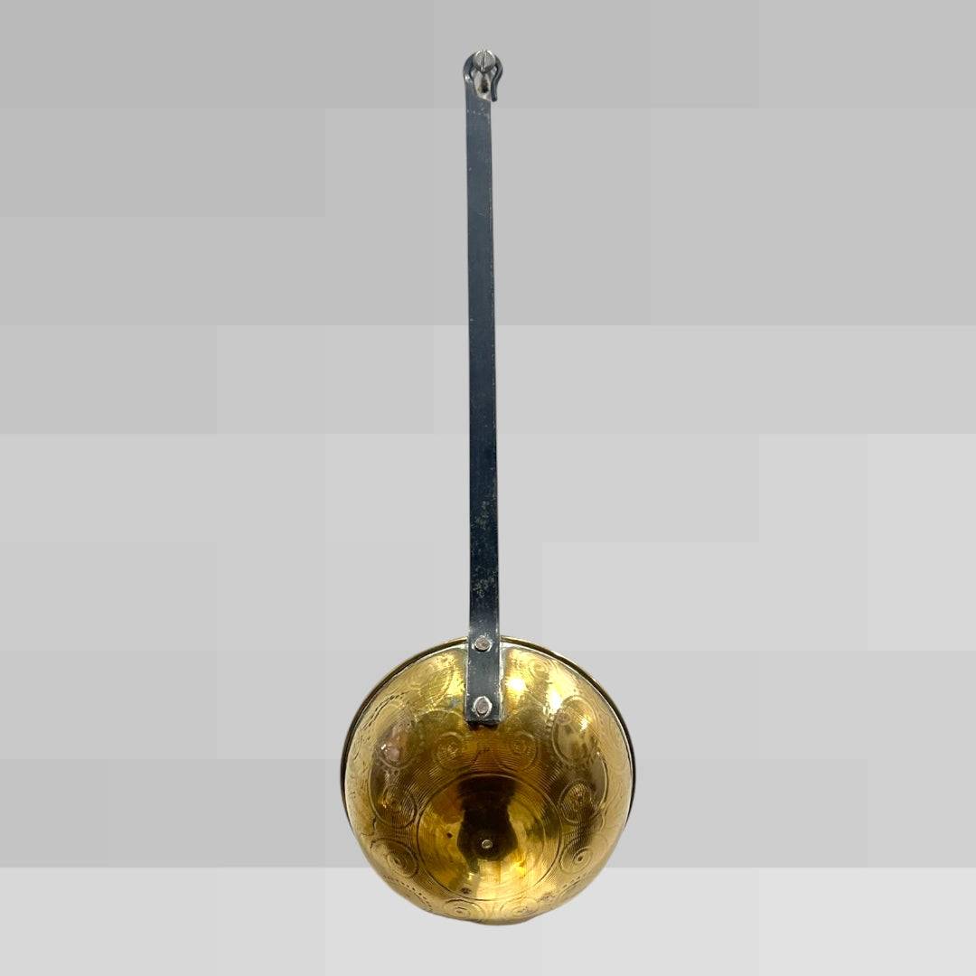 Cazo decorativo con relieve floral único en el cabezal dorado, ideal para decoración vintage en cocinas clásicas o rústicas.