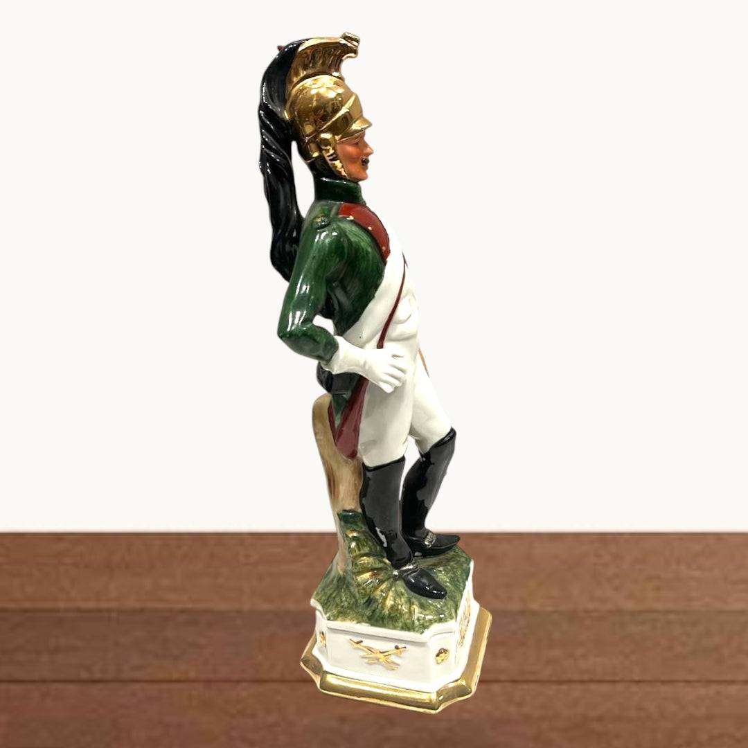 Figura Dragón Militar Porcelana - Napoleónica multicolor y dorado, con uniforme detallado y base decorativa con la letra N dorada.