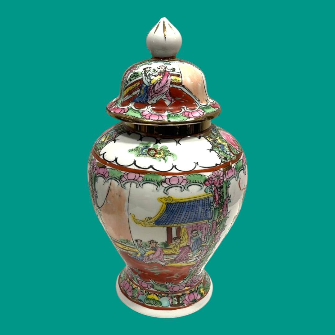 Tibor de cerámica china antigua pintado a mano con paisaje tradicional y detalles florales en tonos vivos. Decoración ideal para el hogar o colección.