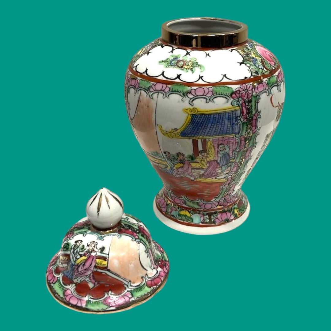 Tibor de cerámica china antigua pintado a mano con paisaje tradicional y detalles florales en tonos vivos. Decoración ideal para el hogar o colección.