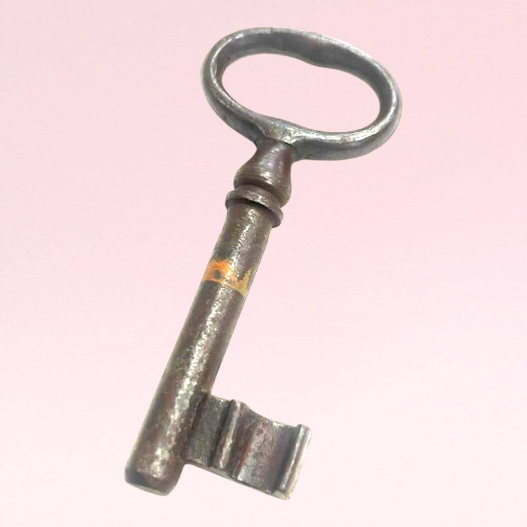 Rara llave antigua de forja en metal oscuro, ideal como elemento decorativo para el hogar vintage o rústico. Pieza única para decoración interior.